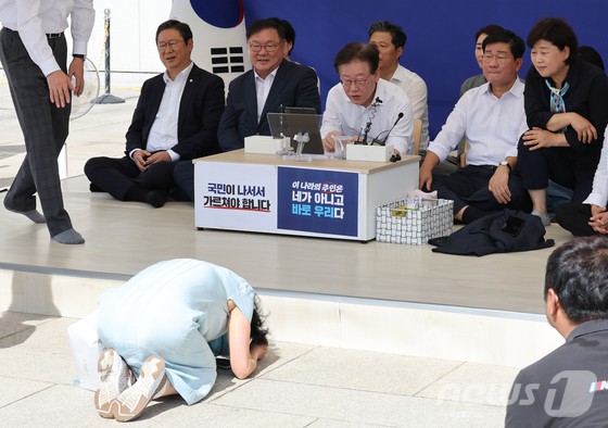 단식 6일째 이재명 대표에 절하는 한 여성 < 포토 < 기사본문 - 안산정론신문